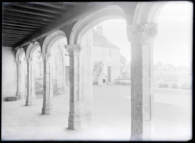 Cour intérieure vue de la galerie du manoir d'Ango de Varengeville-sur-Mer (Seine-Maritime).
