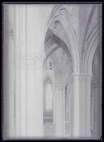 Colonne et croisées d'ogives de la cathédrale de Reims (Marne).
