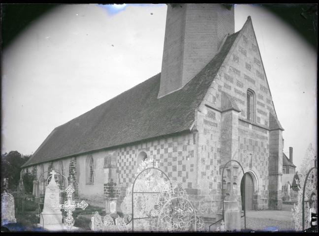 Vue d'ensemble de l'église et du cimetière de l'église des Ventes (Eure).