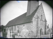 Vue d'ensemble de l'église et du cimetière de l'église des Ventes (Eure).