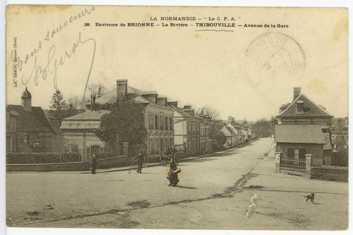 Fontaine-la-Soret. La Rivière Thibouville Avenue de la Gare.