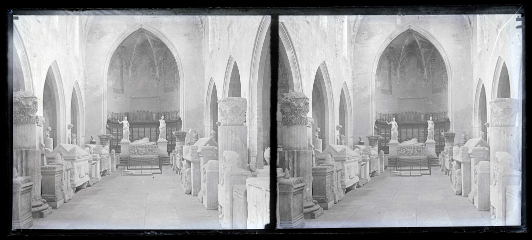 Nef de l'ancienne Commanderie de l'ancienne église Sainte-Anne (musée lapidaire) d'Arles (Bouches-du-Rhône).