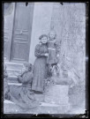 Femmes et enfant sur le perron d'une habitation.