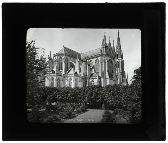 Cathédrale Notre-Dame de Sées (Orne), chevet et façade nord pris des jardin de l'évêché.