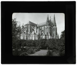 Cathédrale Notre-Dame de Sées (Orne), chevet et façade nord pris des jardin de l'évêché.