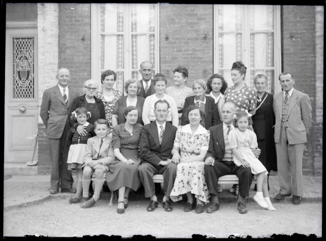 Famille Bretocq et amis posant sur le perron d'une maison.