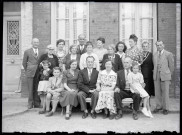 Famille Bretocq et amis posant sur le perron d'une maison.