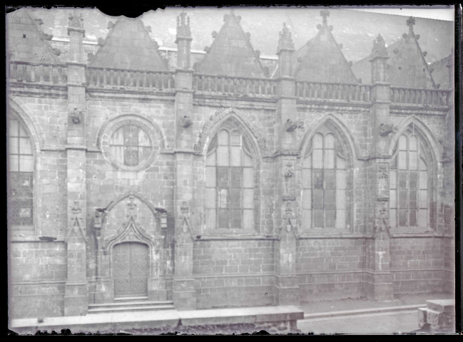 Façade latérale avec porte et fenêtres à voussures ornementées de l'église Saint-Sulpice de Fougères (Ille-et-Vilaine).