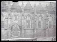 Façade latérale avec porte et fenêtres à voussures ornementées de l'église Saint-Sulpice de Fougères (Ille-et-Vilaine).