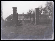 Vue générale sur le bâtiment Saint-Maurice d'Orgeville (Eure) en décembre 1898.