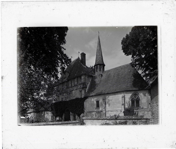 Vue d'ensemble d'une église et de son presbytère.
