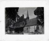 Vue d'ensemble d'une église et de son presbytère.