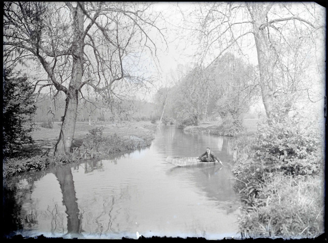Homme à bord d'une barque naviguant sur l'Epte (Eure).