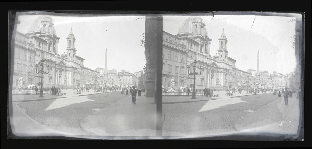 Place Navone de Rome (Italie) avec la fontaine des quatre fleuves surmontée d'un obélisque provenant du cirque de Maxence.