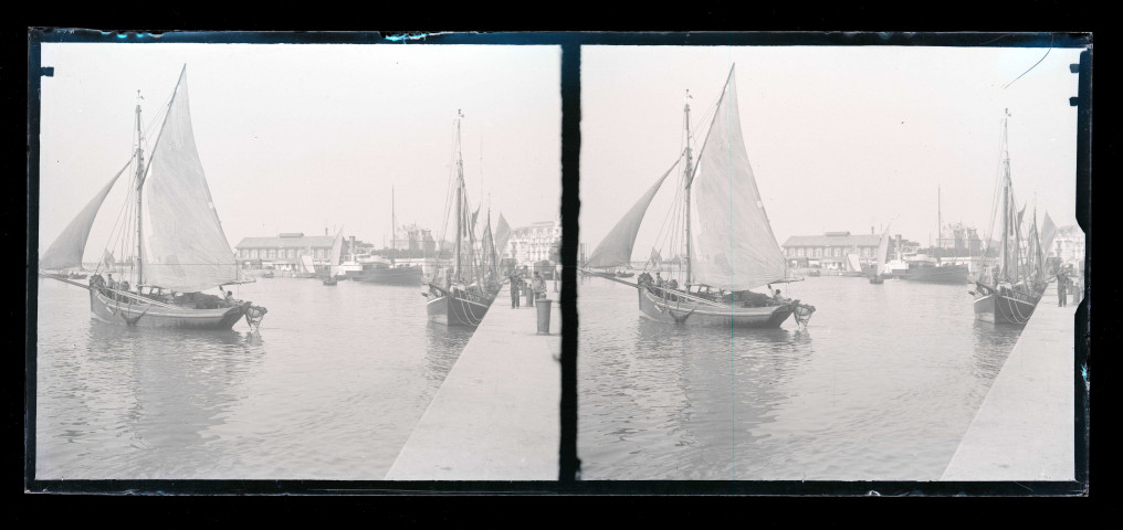 Bateaux de pêche, équipages et promeneurs au port de Trouville-sur-Mer (Calvados).