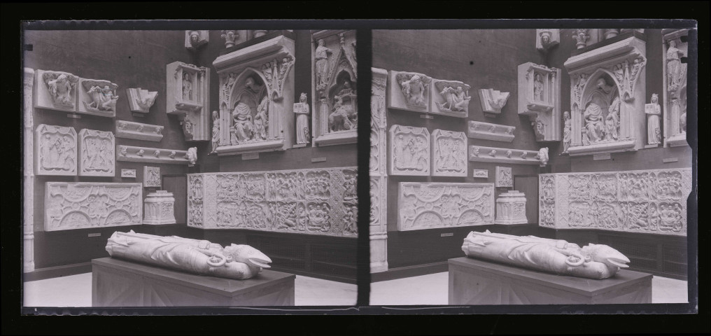 Moulages d'un gisant, de statues et de bas-reliefs d'église, exposés au musée du Trocadéro de Paris (Seine).
