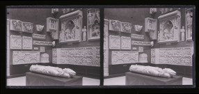 Moulages d'un gisant, de statues et de bas-reliefs d'église, exposés au musée du Trocadéro de Paris (Seine).
