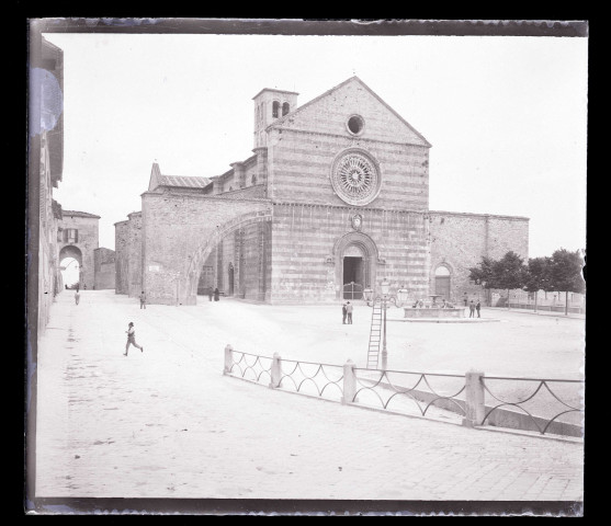 Façade de la Basilique Sainte-Claire d'Assise (province de Pérouse)