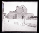 Façade de la Basilique Sainte-Claire d'Assise (province de Pérouse)