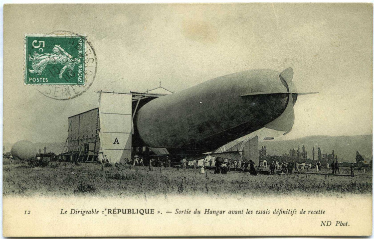 Divers. Le Dirigeable République - Sortie du Hangar avant les Essais définitifs de recette.