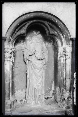 Statue de Saint-Denis de l'église Notre-Dame d'Écouis (Eure).