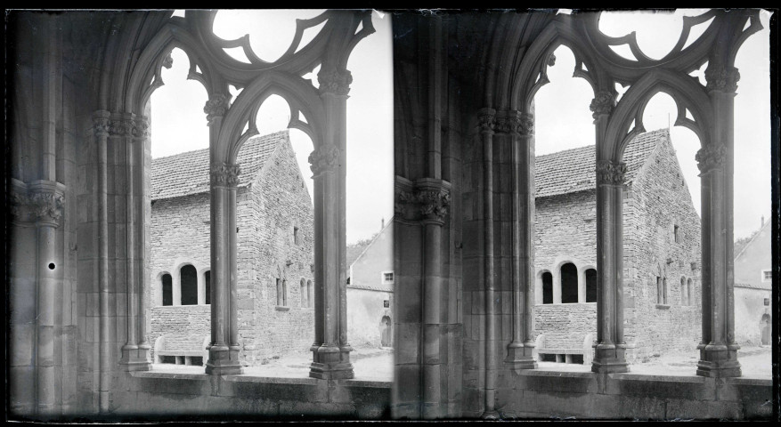 Vue à travers les galbes des fenêtres de l'église de la Madeleine de Vézelay (Yonne).