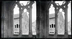 Vue à travers les galbes des fenêtres de l'église de la Madeleine de Vézelay (Yonne).