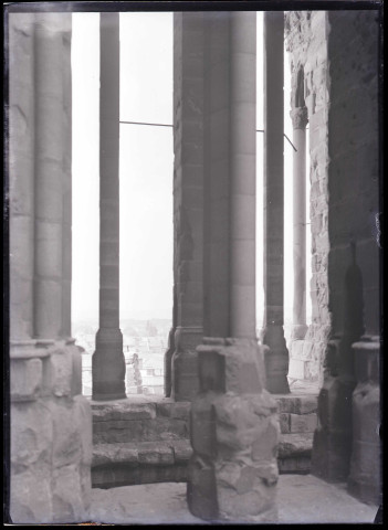 Vue de la ville à travers les galbes de la cathédrale de Reims (Marne).