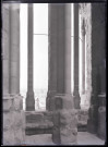 Vue de la ville à travers les galbes de la cathédrale de Reims (Marne).