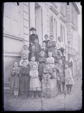 Melle Bonjean avec un groupe d'enfants sur un perron du château d'Orgeville (Eure) côté parc.