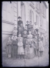 Melle Bonjean avec un groupe d'enfants sur un perron du château d'Orgeville (Eure) côté parc.
