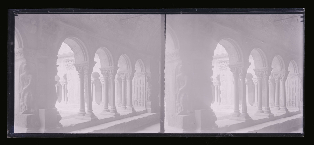 Galerie d'un cloître d'abbaye.