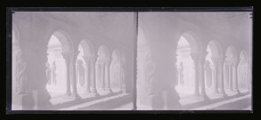 Galerie d'un cloître d'abbaye.