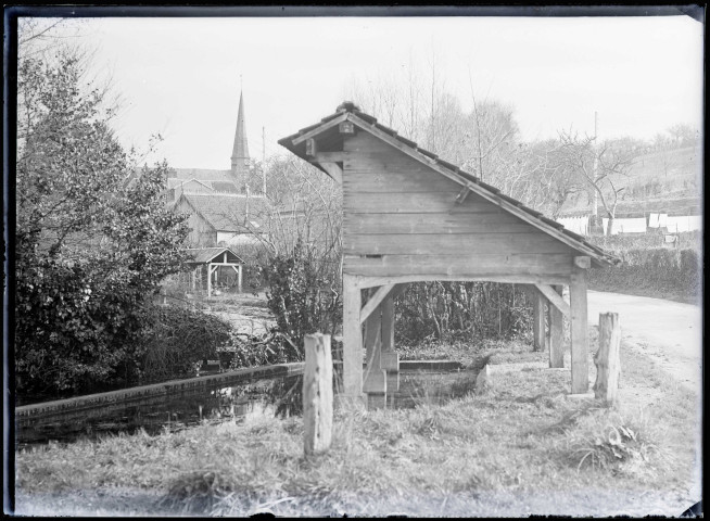 Lavoir sur le cours de la Lévrière traversant le Vexin normand.