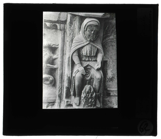 Cathédrale Notre-Dame de Chartres (Eure-et-Loir), porche nord, porte droite, détail cordon extérieur de la voussure "vieillard assis devant un feu".