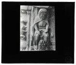 Cathédrale Notre-Dame de Chartres (Eure-et-Loir), porche nord, porte droite, détail cordon extérieur de la voussure "vieillard assis devant un feu".