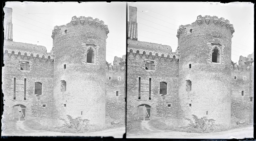 Porte, tour, murs en pierre et ouvertures du château de Suscinio à Sarzeau (Morbihan).