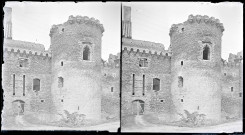 Porte, tour, murs en pierre et ouvertures du château de Suscinio à Sarzeau (Morbihan).