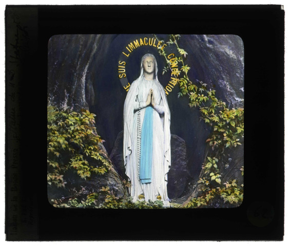Statue de "la Vierge" dans la grotte de Lourdes (Hautes-Pyrénées) de Fabisch, le 20 avril 1864.