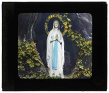 Statue de "la Vierge" dans la grotte de Lourdes (Hautes-Pyrénées) de Fabisch, le 20 avril 1864.