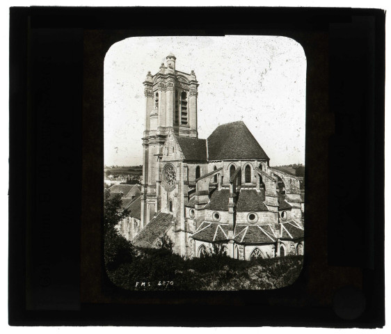 Église de Chars (Val-d'Oise), ensemble est extérieur.