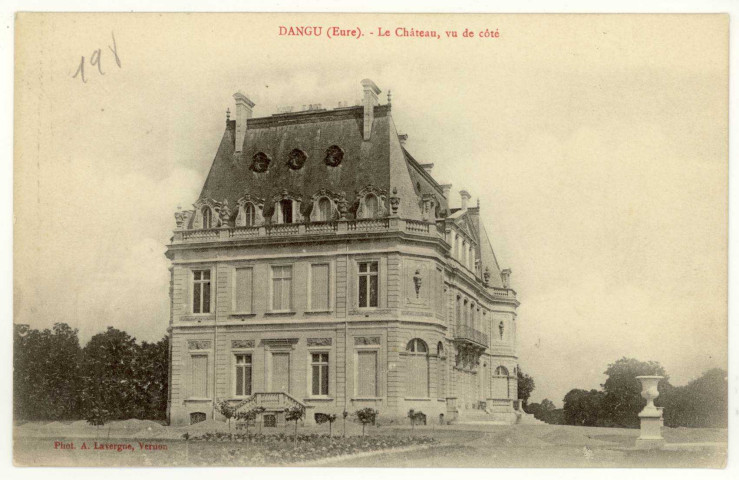 Dangu. Le Château, vu de Côté.