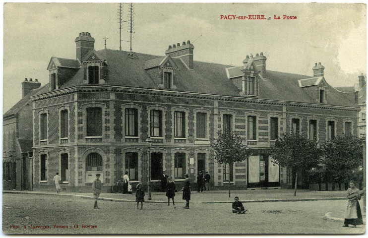 Pacy-sur-Eure. La Poste.