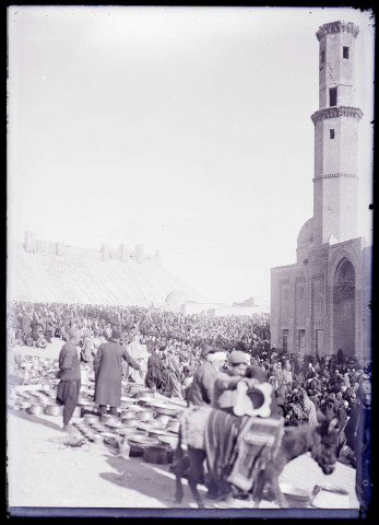 Marchands d'ustensiles de cuisine et chalands devant la mosquée de Turush à Alep (Syrie).
