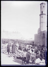 Marchands d'ustensiles de cuisine et chalands devant la mosquée de Turush à Alep (Syrie).