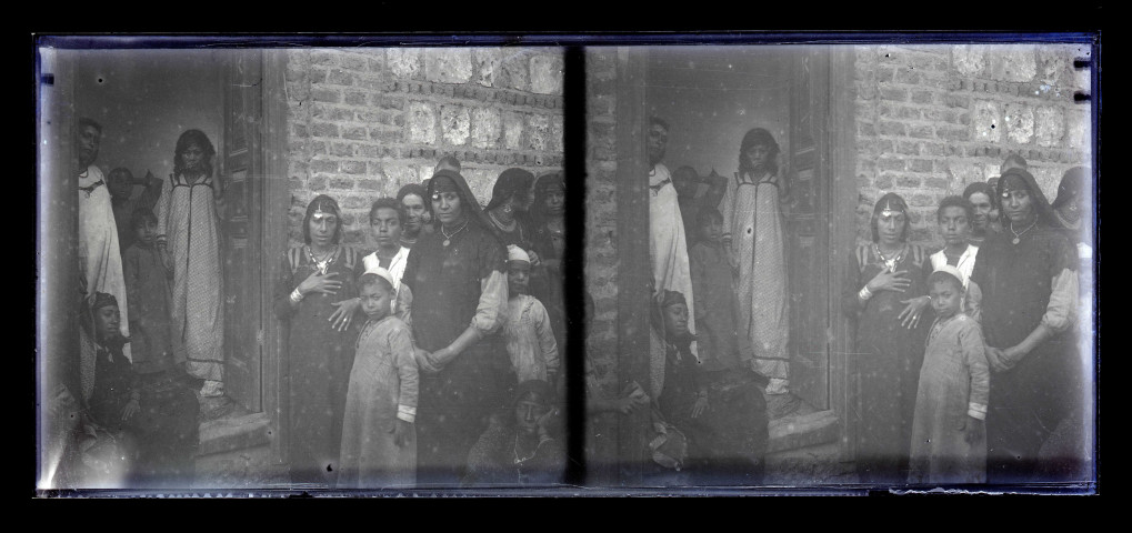 Femmes algériennes et enfants sur le perron d'une habitation.