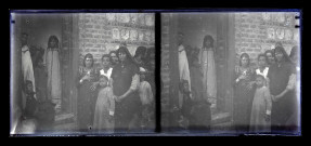 Femmes algériennes et enfants sur le perron d'une habitation.