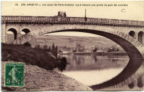 Andelys (Les). Les Quais du Petit Andelys vus à travers une arche du pont de Louviers.