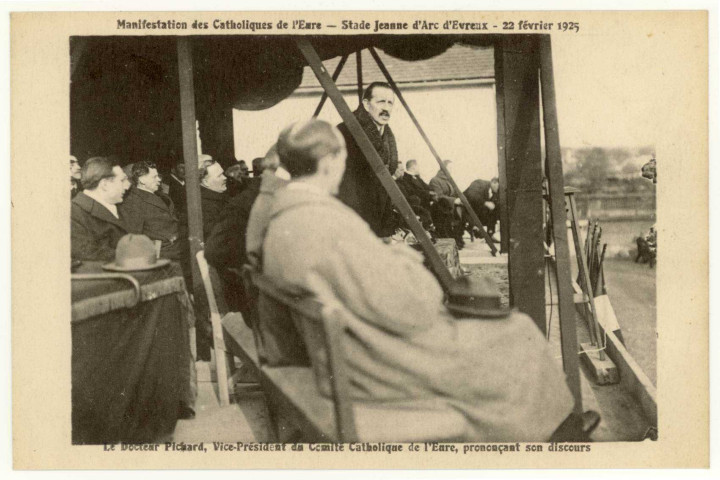 Evreux-Ville. Manifestation des Catholiques de l'Eure - Stade Jeanne d'Arc d'Evreux-22 février 1925 - Le Docteur Pichard, Vice Président du Comité Catholique de l'Eure, prononçant son discours.