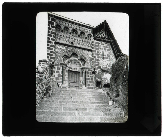 Église Saint-Michel-d'Aiguilhe du Puy-en-Velay (Haute-Loire), façade ouest.